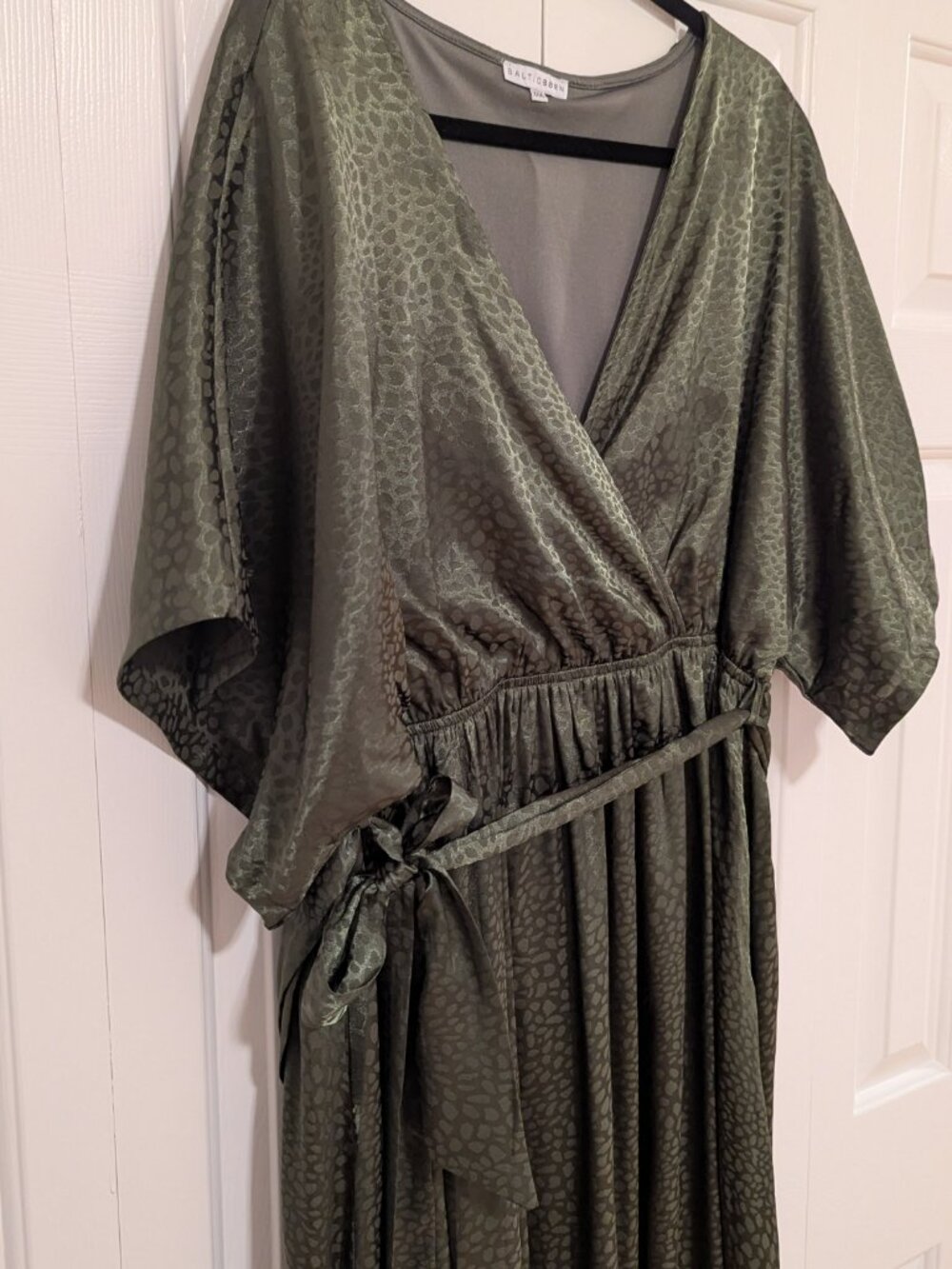Baltic Born Olive Green Satin Jacquard Maxi Dress – XXXL – Kimono Sleeve - Picture 5 of 5